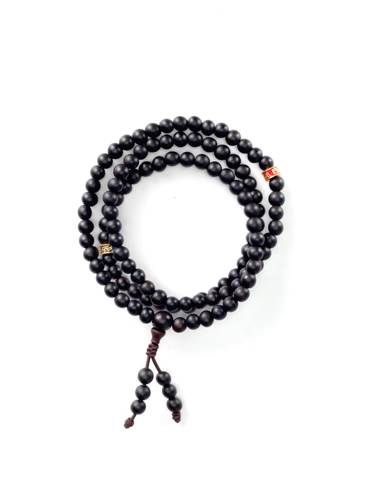 This piece is crafted from 800-year-old purely wild thunderstruck jujube wood from the Zhongnan Mountains, meticulously made from select "lightning-charred" sections where the thunder's energy is most concentrated. Lightning-charred wood is the absolute core of the lightning strike; the wood is carbonized, yet its spiritual essence remains intact.