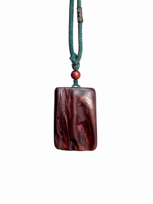 This piece is crafted from purely wild jujube wood, over 600 years old, sourced from the deep wilds of the Zhongnan Mountains. The wood is dense and solid, with an aura of ancient simplicity. What it carries is no ordinary mark from a lightning strike, but a "Lightning Scar"—the very channel through which the thunderbolt pierced the heart of the wood. This scar concentrates the formidable power of the thunder, radiating an abundant and potent energy.