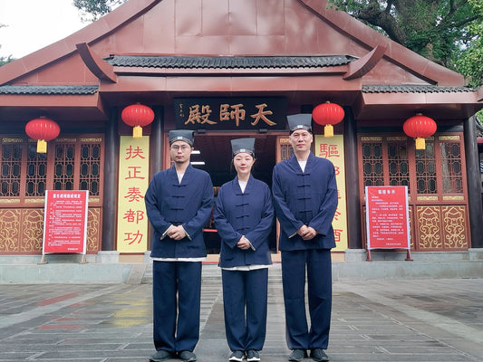 The Difference Between Ordinary Taoist Priests and Ordained High-Ranking Register-Holding Taoist Priests.