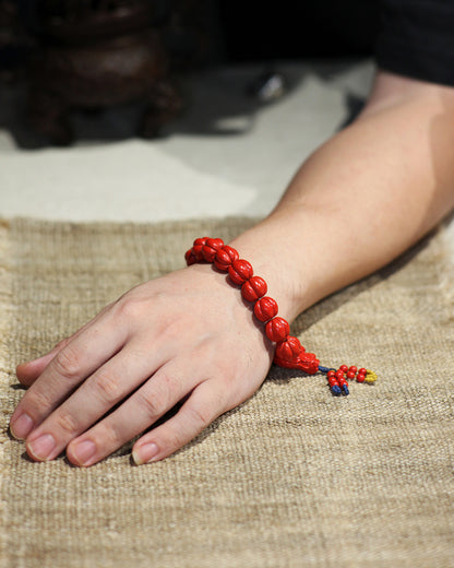 this piece merges the energies of authority, abundance, and protection from Eastern wisdom into one. Crafted from refined cinnabar into the dual forms of a pumpkin and a dragon head, it fuses the profound mystery of the Tao's natural way into a small space. It is an energy accessory that embodies a thousand-year spiritual tradition and contemporary craftsmanship.