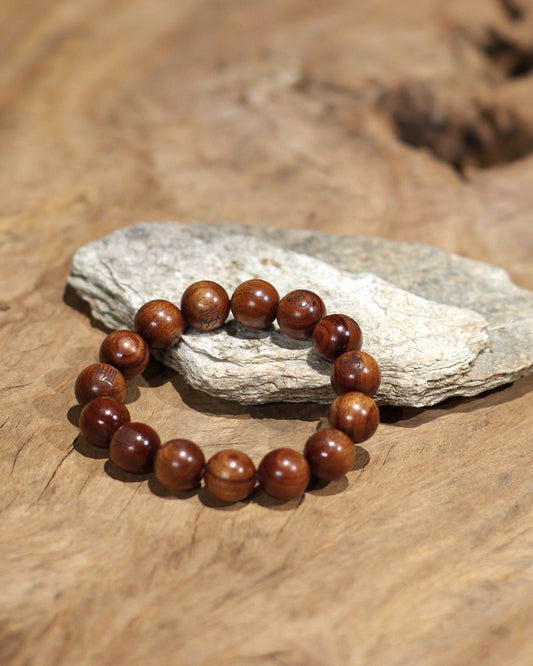 this piece merges the power of the Tiangang (Big Dipper), the secret mantra of the Ten-Character Heavenly Scripture, and the ultimate yang energy of thunderstruck wood into one. This features the demon-quelling secret mantra personally transmitted by the ancestral Celestial Master Zhang Daoling. Every character contains the primordial Qi of the Three Pure Ones, and every bead holds the nine-colored radiant light. It is a sacred object specially crafted for modern individuals to pacify the soul and settle th