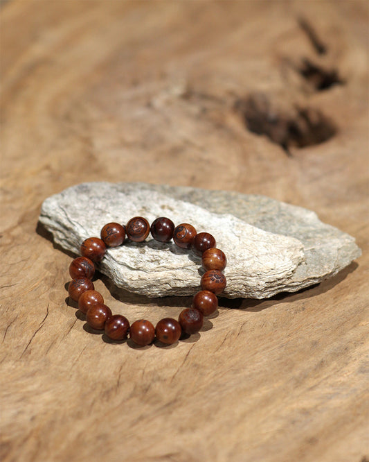  this bracelet merges the secret Nine-Character Mantra, the protection of the Six Jia Divine Generals, and the ultimate yang energy of thunderstruck wood into one. This bracelet is crafted from specially selected natural thunderstruck wood from Longhu Mountain; the wood itself embodies the destructive and regenerative power of lightning, and its energy is exceptionally fierce and potent.