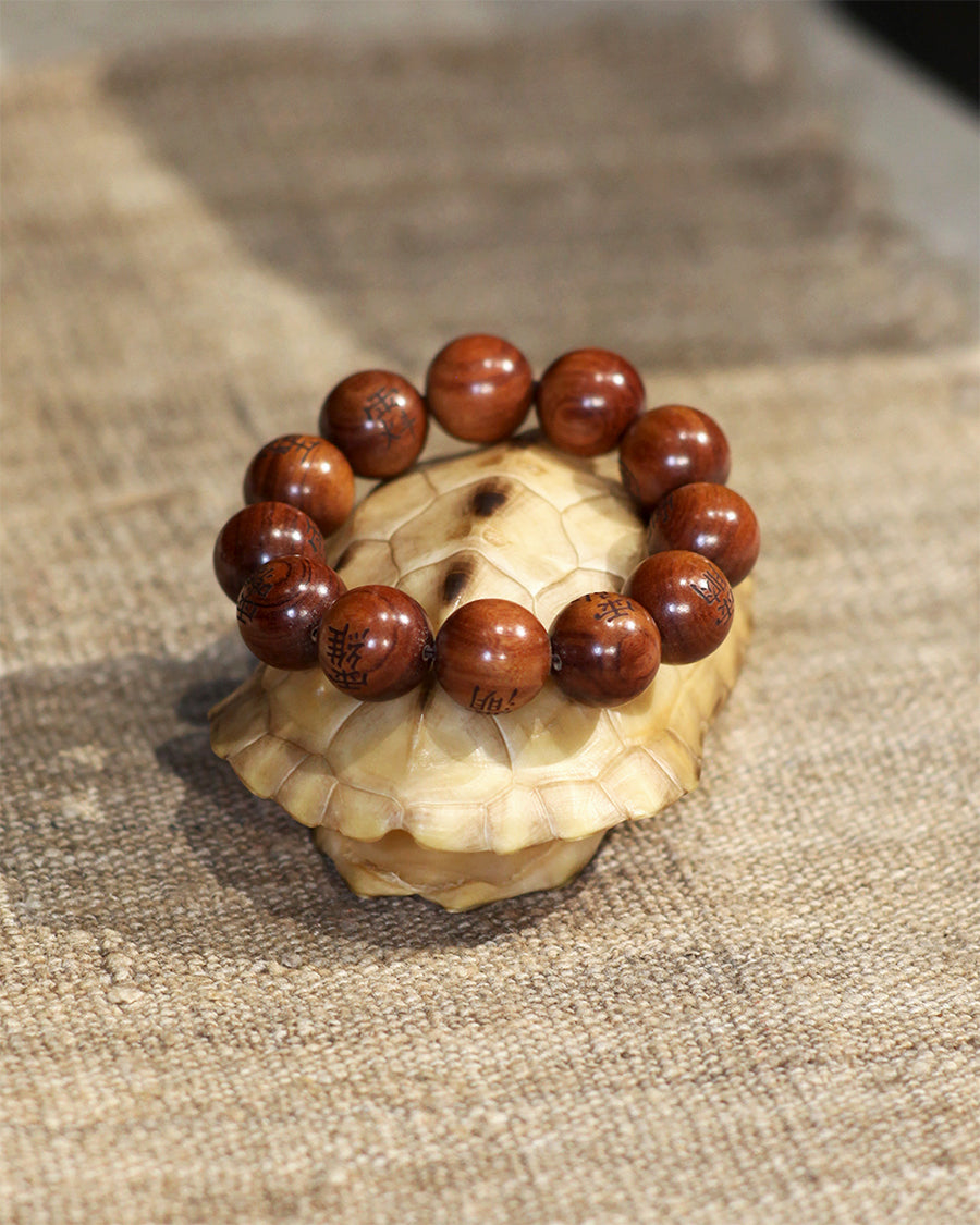 This bracelet is crafted from specially selected natural thunderstruck wood of exceptionally strong energy. Upon the surface of the beads are not ordinary talismanic script, but rather the 'Mihui' (Secret Celestial Names), personally hand-drawn by a High Priest of Longhu Mountain. 'Mihui' are the core cosmic passwords and secret designations of the deities in the celestial realm. They are the most direct path to communicating with the power of a specific divinity. Each Secret Name corresponds to a single de