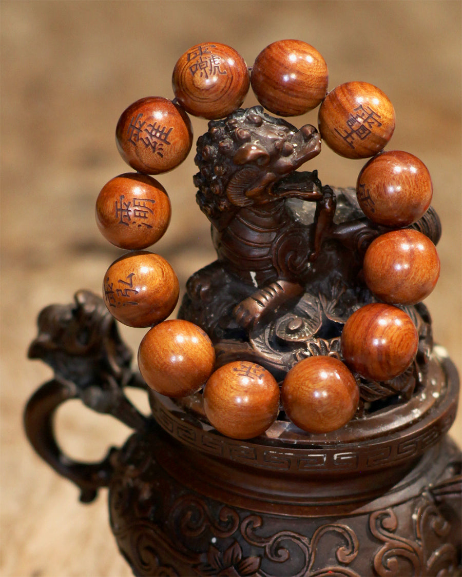 This bracelet is crafted from specially selected natural thunderstruck wood of exceptionally strong energy. Upon the surface of the beads are not ordinary talismanic script, but rather the 'Mihui' (Secret Celestial Names), personally hand-drawn by a High Priest of Longhu Mountain. 'Mihui' are the core cosmic passwords and secret designations of the deities in the celestial realm. They are the most direct path to communicating with the power of a specific divinity. Each Secret Name corresponds to a single de