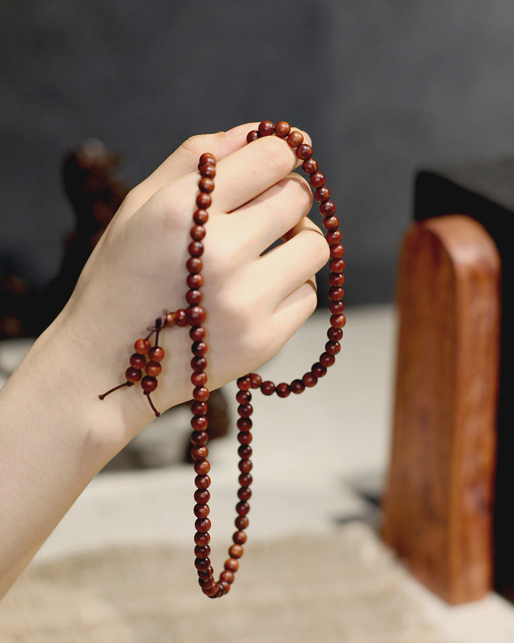 This long strand is composed of 108 thunderstruck wood beads, each one tempered by the power of natural lightning. It is created without any concrete symbols or writing, returning to the most authentic and primordial state of energy. To be wordless is to embody 'emptiness' (Śūnyatā), and thus, it can infinitely carry and resonate with your every state of mind and intention in the present moment.