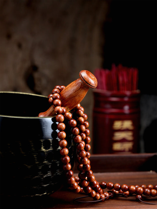 This long strand is composed of 108 thunderstruck wood beads, each one tempered by the power of natural lightning. It is created without any concrete symbols or writing, returning to the most authentic and primordial state of energy. To be wordless is to embody 'emptiness' (Śūnyatā), and thus, it can infinitely carry and resonate with your every state of mind and intention in the present moment.