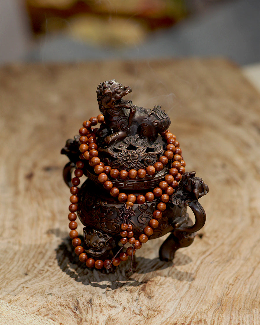 This long strand is composed of 108 thunderstruck wood beads, each one tempered by the power of natural lightning. It is created without any concrete symbols or writing, returning to the most authentic and primordial state of energy. To be wordless is to embody 'emptiness' (Śūnyatā), and thus, it can infinitely carry and resonate with your every state of mind and intention in the present moment.