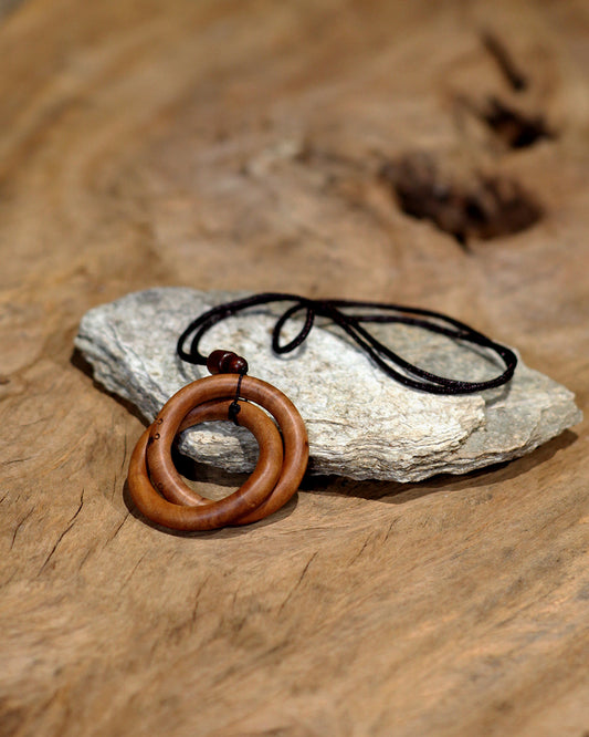 This pendant is imbued with the blessings of the orthodox Taoist rites of Longhu Mountain. As a Taoist ritual implement, it can be used to commune with the divine, aid in spiritual cultivation, protect the body, and repel evil. It is designed to build a dynamically balanced energy barrier (Jiejie) for the wearer. It facilitates communion with the divine during meditation and offers protection when visiting mountains or places with heavy yin/negative energy.