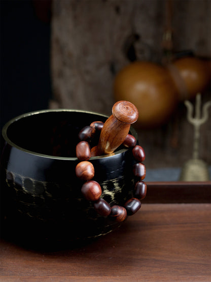This piece is crafted from over 600-year-old wild thunderstruck jujube wood from the Zhongnan Mountains. Adhering to the principle of "The Tao Follows Nature," this bracelet is masterfully created in a free-form style. It is not excessively carved, preserving the natural contours and lightning marks of the wood. Every single bead has a unique shape with a flowing wood grain, fully expressing a raw, simple, and ancient beauty.