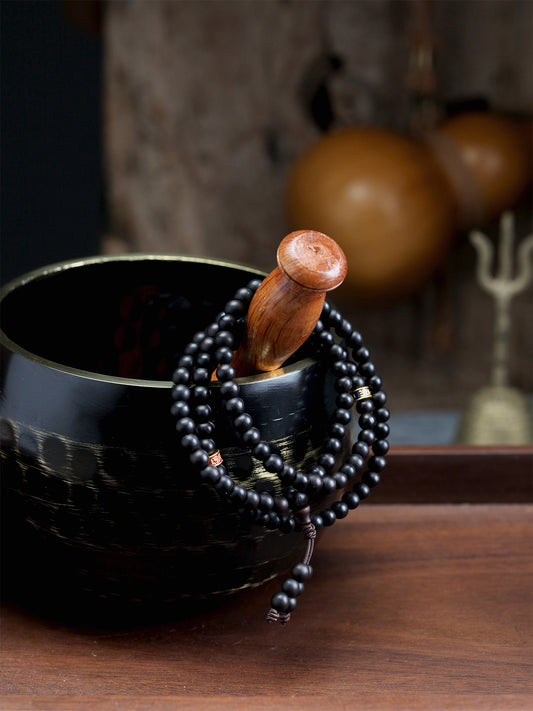 This piece is crafted from 800-year-old purely wild thunderstruck jujube wood from the Zhongnan Mountains, meticulously made from select "lightning-charred" sections where the thunder's energy is most concentrated. Lightning-charred wood is the absolute core of the lightning strike; the wood is carbonized, yet its spiritual essence remains intact.