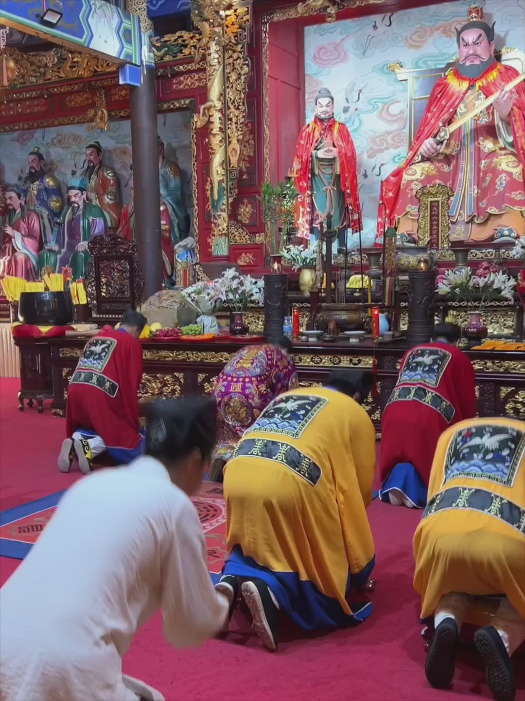 載入影片：The master selects an auspicious date and time to open the altar, invoke the deities, and infuse the talisman with true spiritual energy. This provides the wearer with foundational protective power.